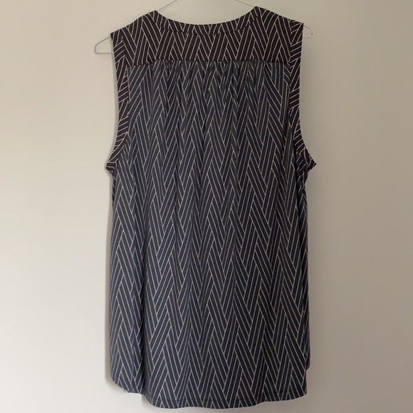 Ann Taylor sleeveless top. - Picture 3 of 5
